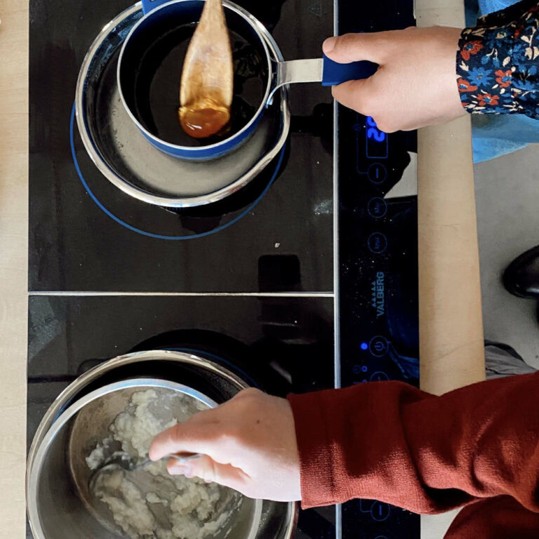 Participants d'une expérimentation collective sur les bioplastiques et les colles naturelles