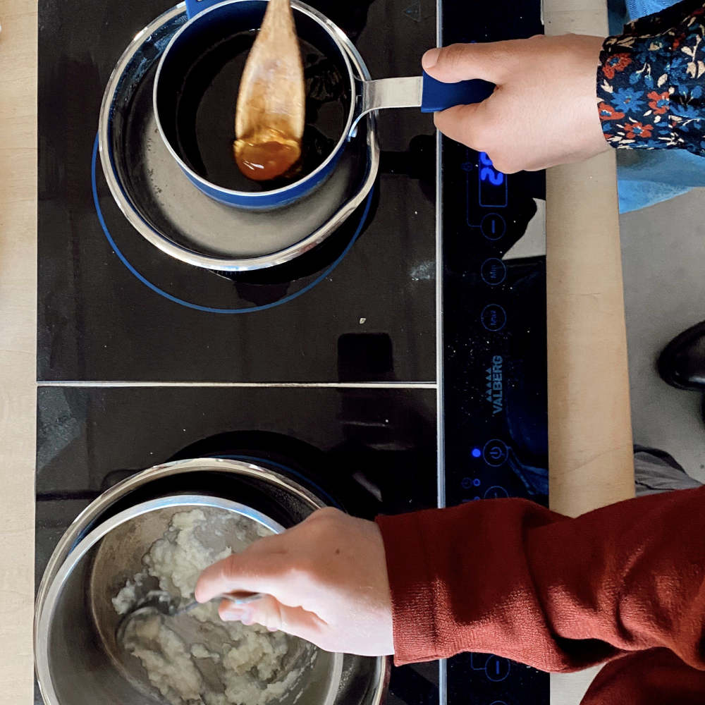 Participants d'une expérimentation collective sur les bioplastiques et les colles naturelles