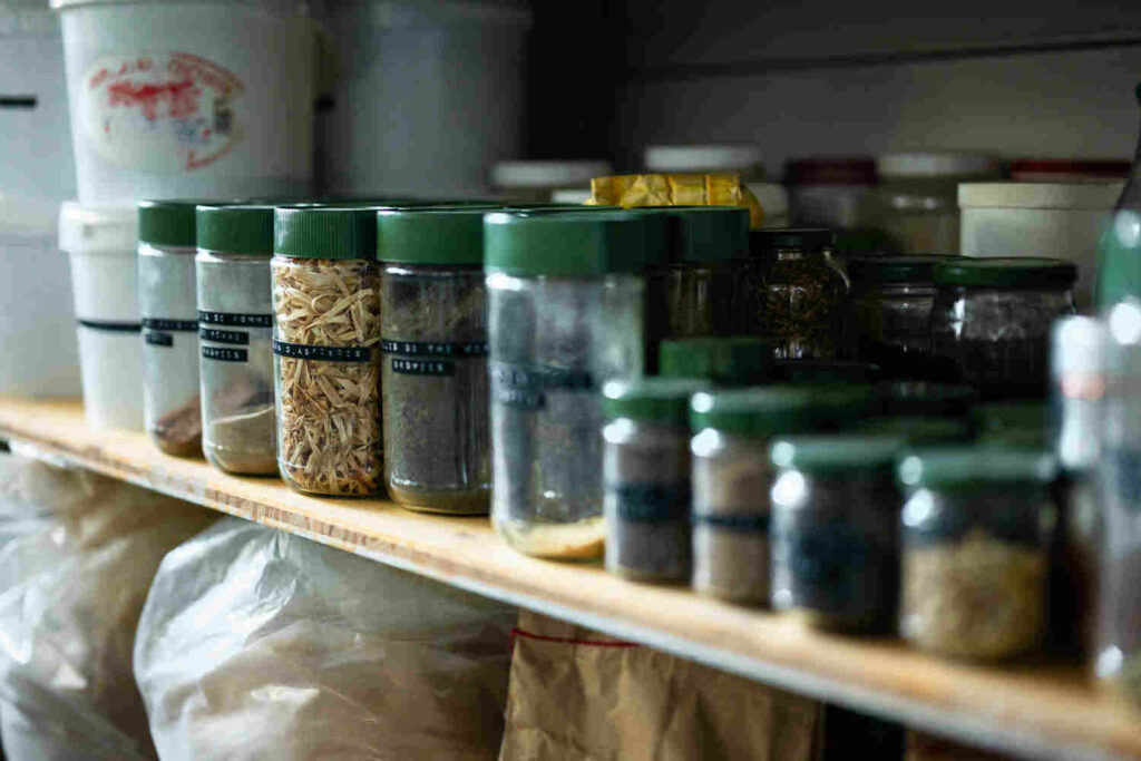 Bocaux des coproduits de l'alimentation utilisés pour les écomatériaux d'Atelier CIRCULR