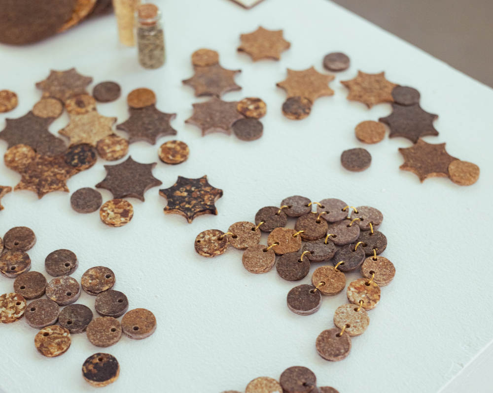 Objets mémoriels pour forêt cinéraire obtenus par thermocompression de plusieurs résidus de l'alimentation