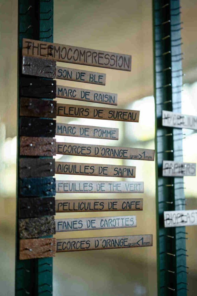 Echantillons de matières obtenues par thermocompression de son de blé, de marc de raisin, d'écorces d'orange, de feuilles de thé, etc
