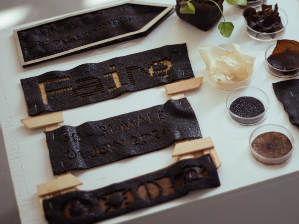 Signalétique éphémère en marc de café réalisée par Maïda Kelle